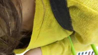 【稀缺资源极限高抄】色胆包天瞄人缝各种公共场合近距离偸拍那些低头专注的小姐姐胸部内衣走光露点 (3)